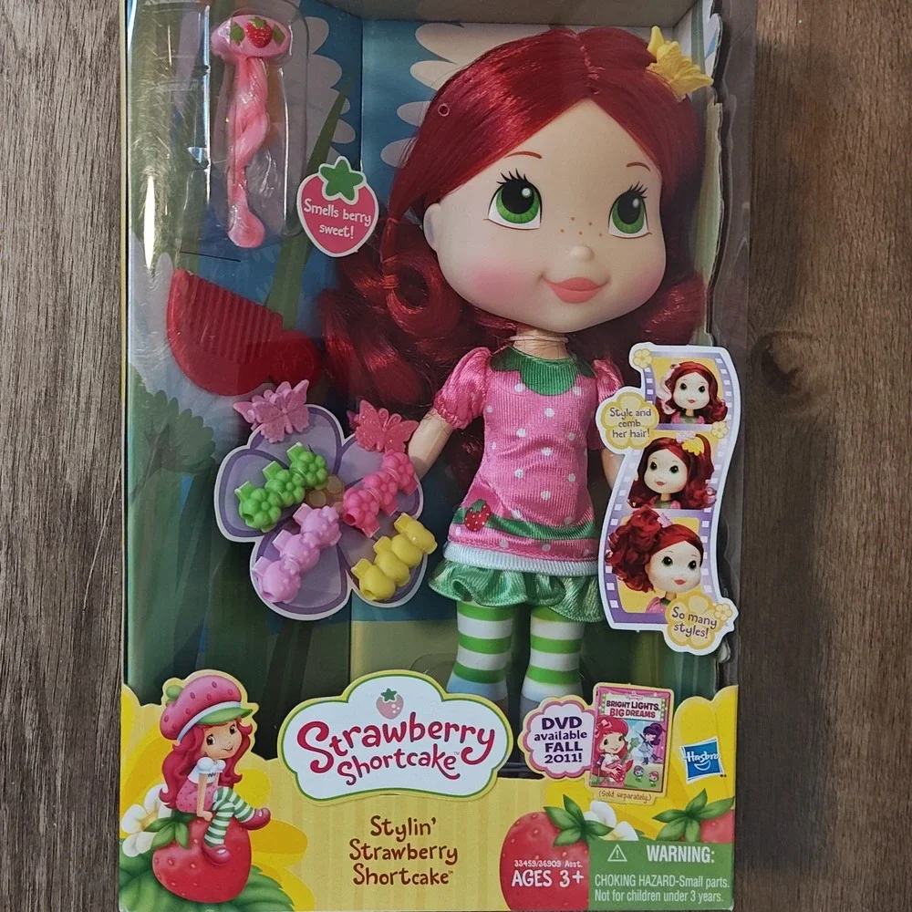 Hasbro Stylin Strawberry Shortcake Doll 11in Pink Scented Hair Accessories